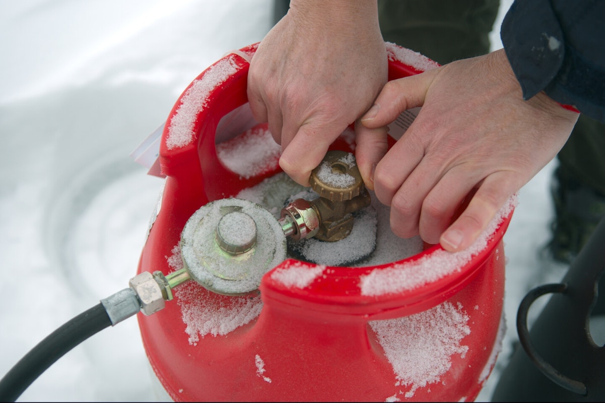 Gasflasche im Winter Trennen Sie die Gasflasche vom Grill und schließen Sie den Gashahn.