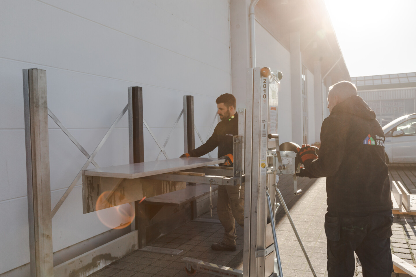 Unsere Profi-Monteure übernehmen den Aufbau ihrer WWOO-Outdoorküche