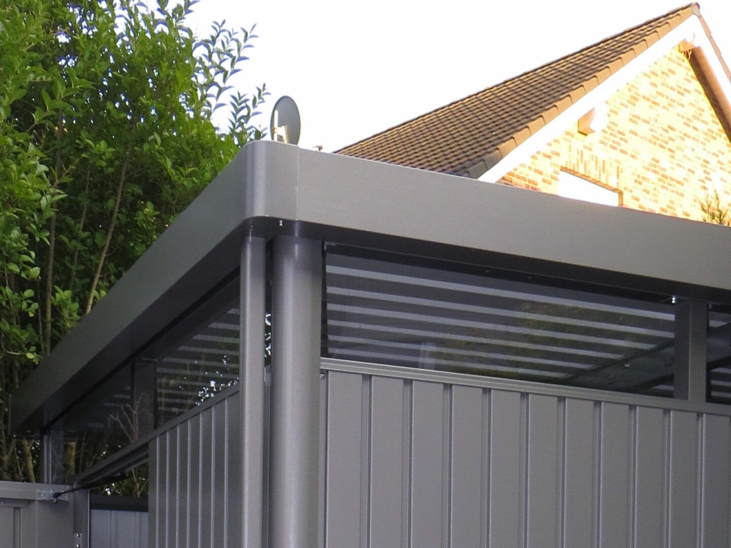 Regenrinne und Fallrohr am Gerätehaus