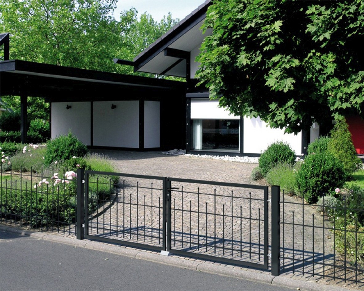 Eleganter Schmuckzaun mit Doppeltor