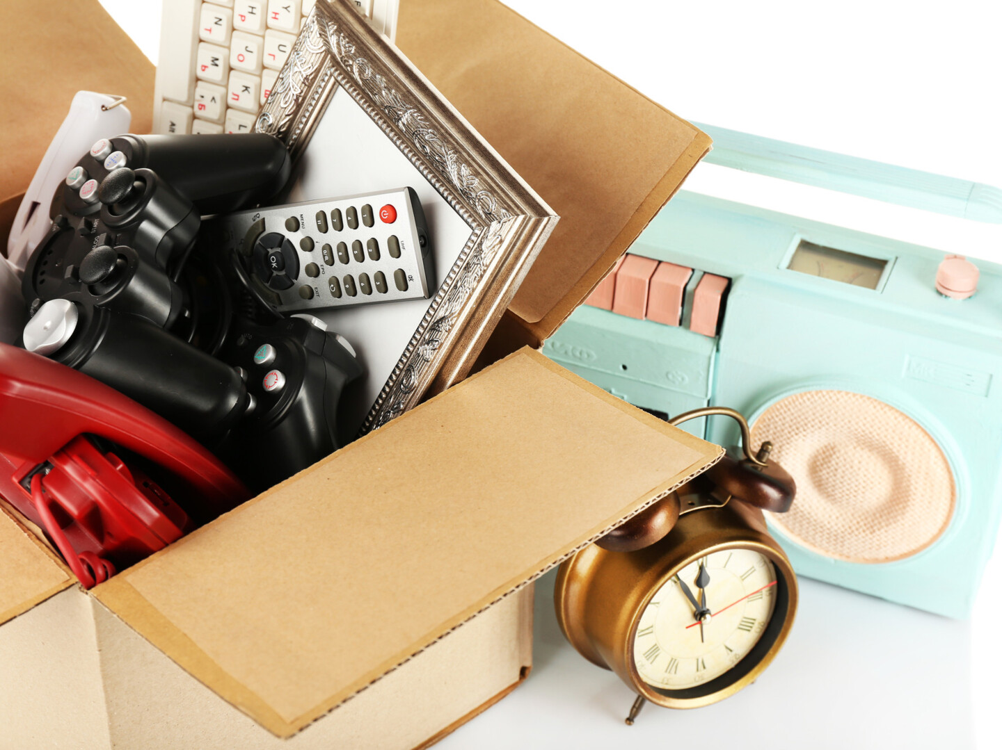 Kiste mit aussortierten Dingen