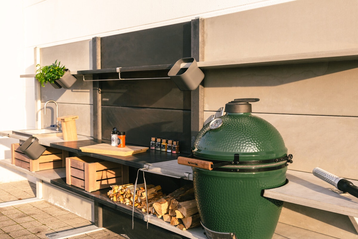 WWOO Outdoorküche mit Big Green Egg Ausstellung der WWOO Outdoorküche und eines Big Green Eggs beim Bauzentrum Kömpf in Calw