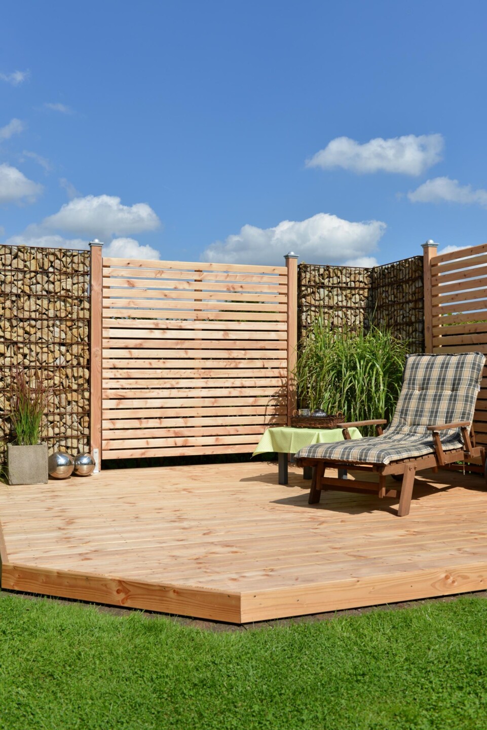 Tolle Kombination für den Sichtschutzzaun: Rhomben und Gabionen