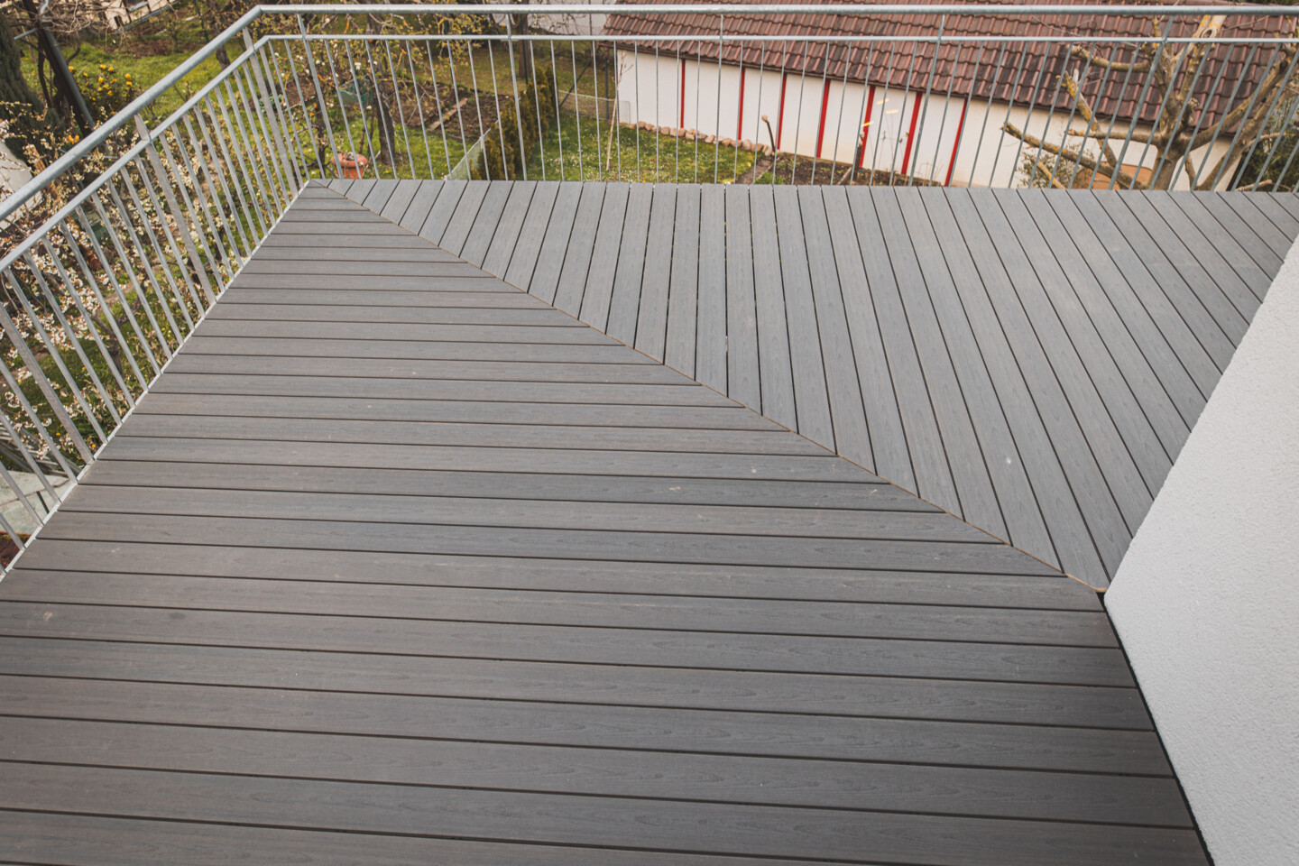 Fertige Terrasse aus WPC-Dielen