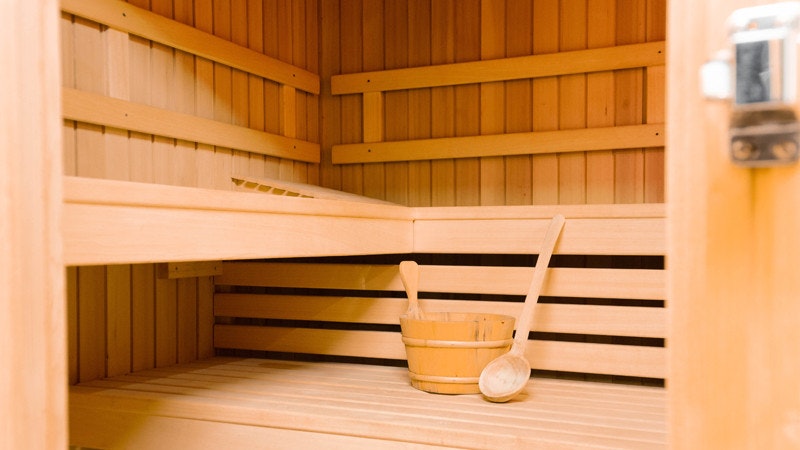 Sauna mit Zubehör Blick in eine Sauna mit Wasserbottich und Schöpfkelle