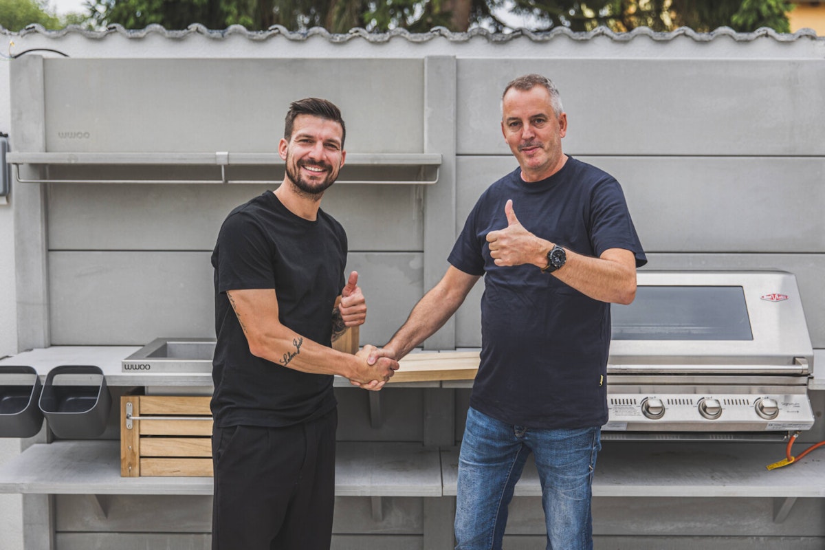 Jerome Gondorfs Außenküche ist fertig! Jerome Gondorf (KSC) freut sich über seine neue Grillküche