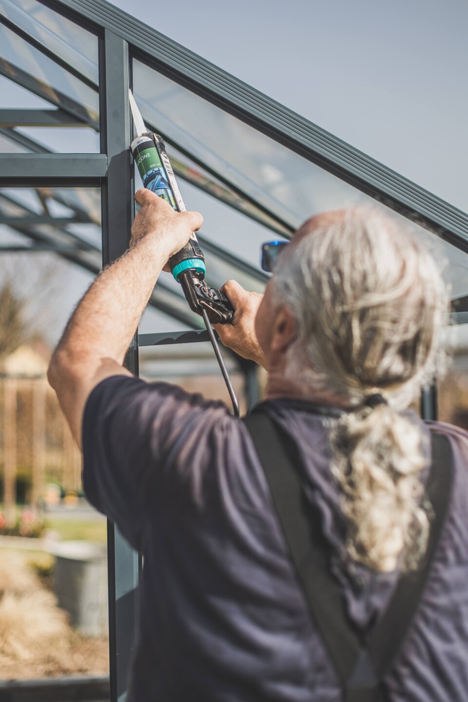 Die scheiben und Fenster werden mit Silikon abgedichtet