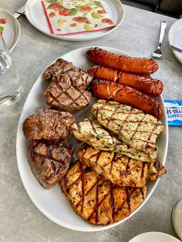 Saftige Steaks mit schönen Brandings Würstchen und Steaks mit Brandings