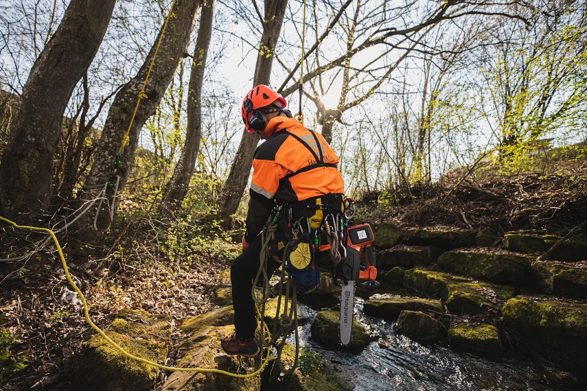 Die Husqvarna Tophandle-Säge am Gürtel Die T540i XP Tohandle-Säge lässt sich einfach an den Gürtel hängen