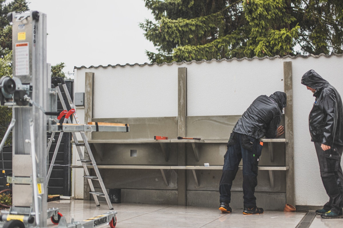 Arbeitsplatte einsetzen Die grö0eren Elemente wie etwa die WWOO-Arbeitsplatte müssen mit einem speziellen Lastenkran angehoben werden