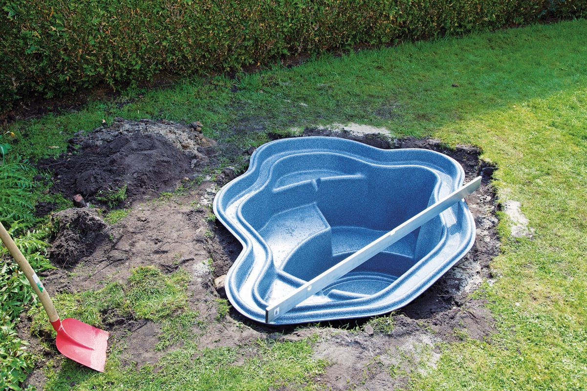 Teichschale einsetzen und ausrichten