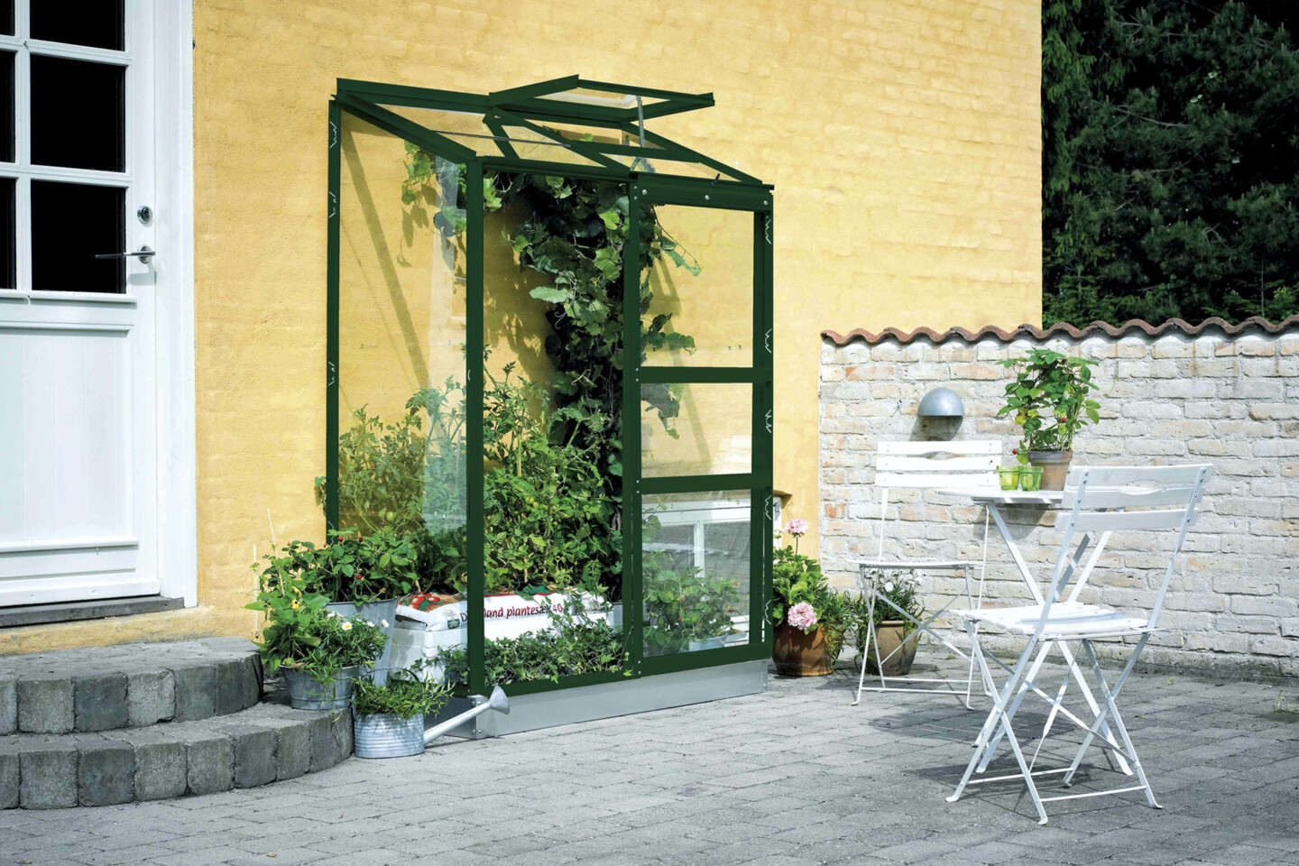 Anlehngewächshäuser sind praktisch, wenn man eine frei Wand aber sonst keinen großen Garten hat. So kann man trotzdem Gemüse anpflanzen.