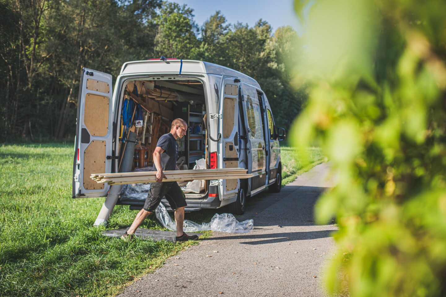 Bei der Sorglosmontage von Kömpf24 bringen die Monteure die Baumaterialien am Tag der Montage selbst mit