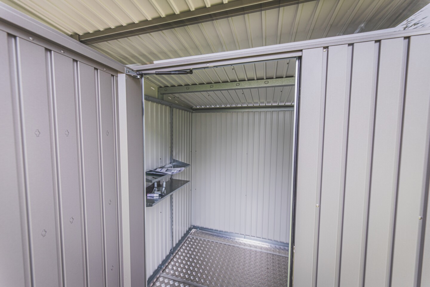 Zusätzlich zum Bodenblech wird noch weitere optionale Innenausstattung angebracht