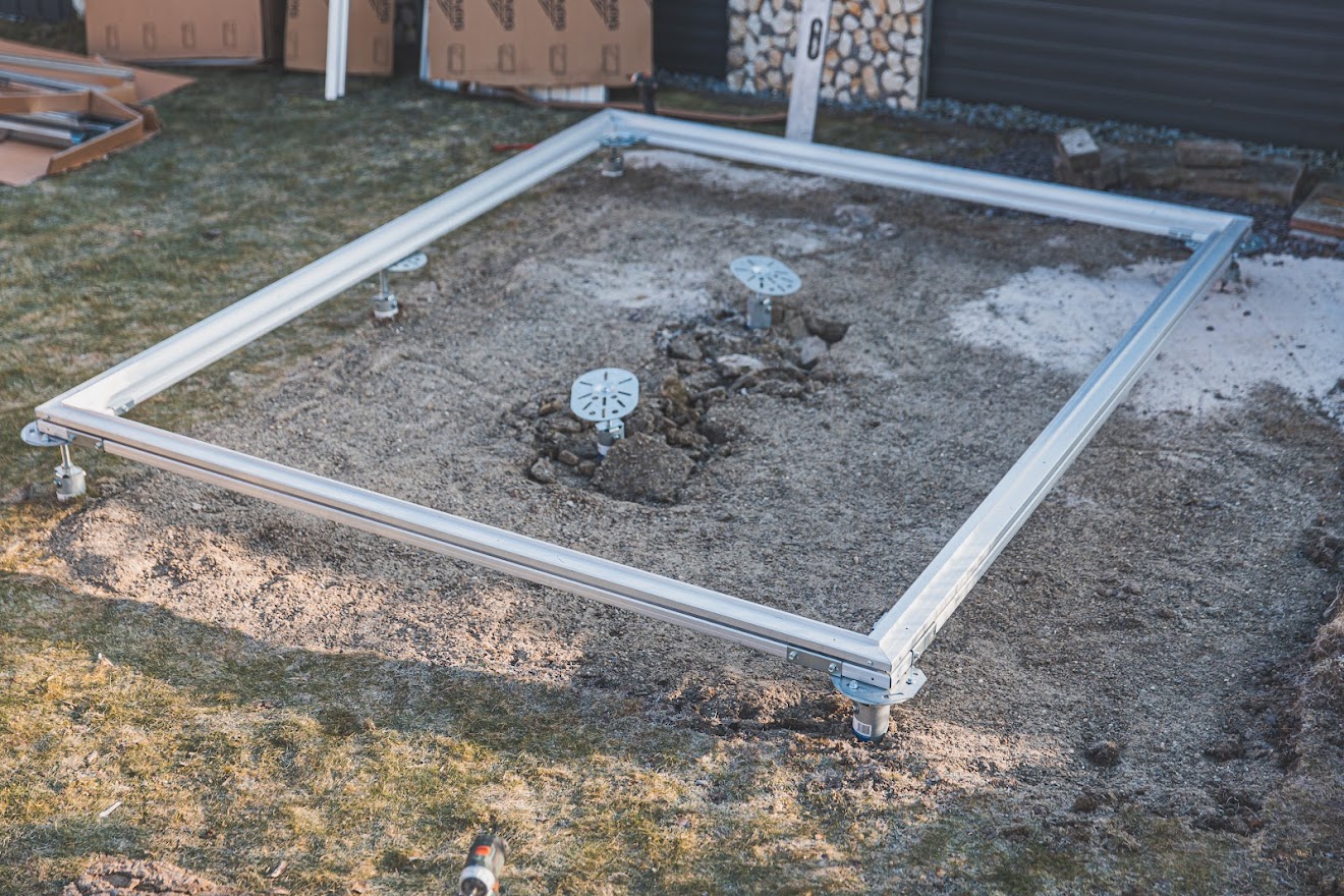 Montiertes Biohort SmartBase Plus Fundament mit Erdschrauben auf mit Split aufgefüllter Fläche