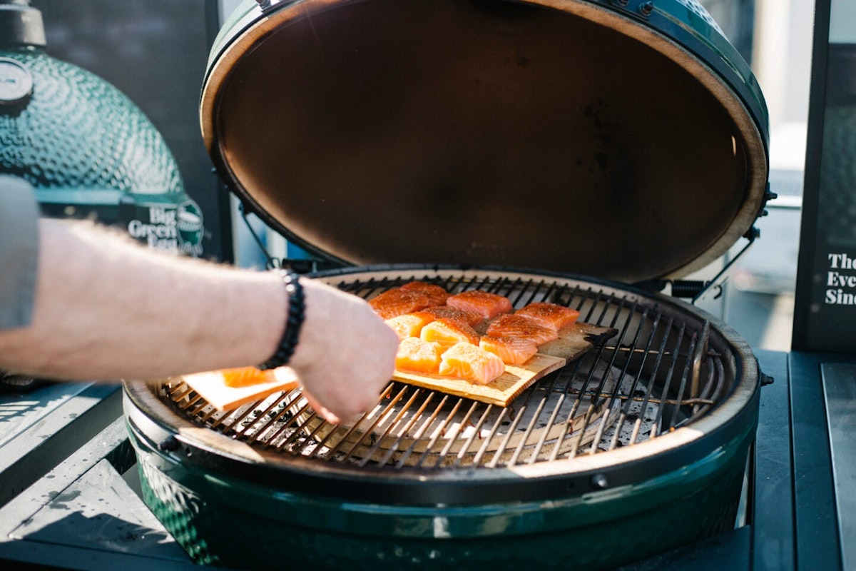 Grillen mit dem beliebten Kamado von Big Green Egg Grillen mit dem beliebten Kamado von Big Green Egg