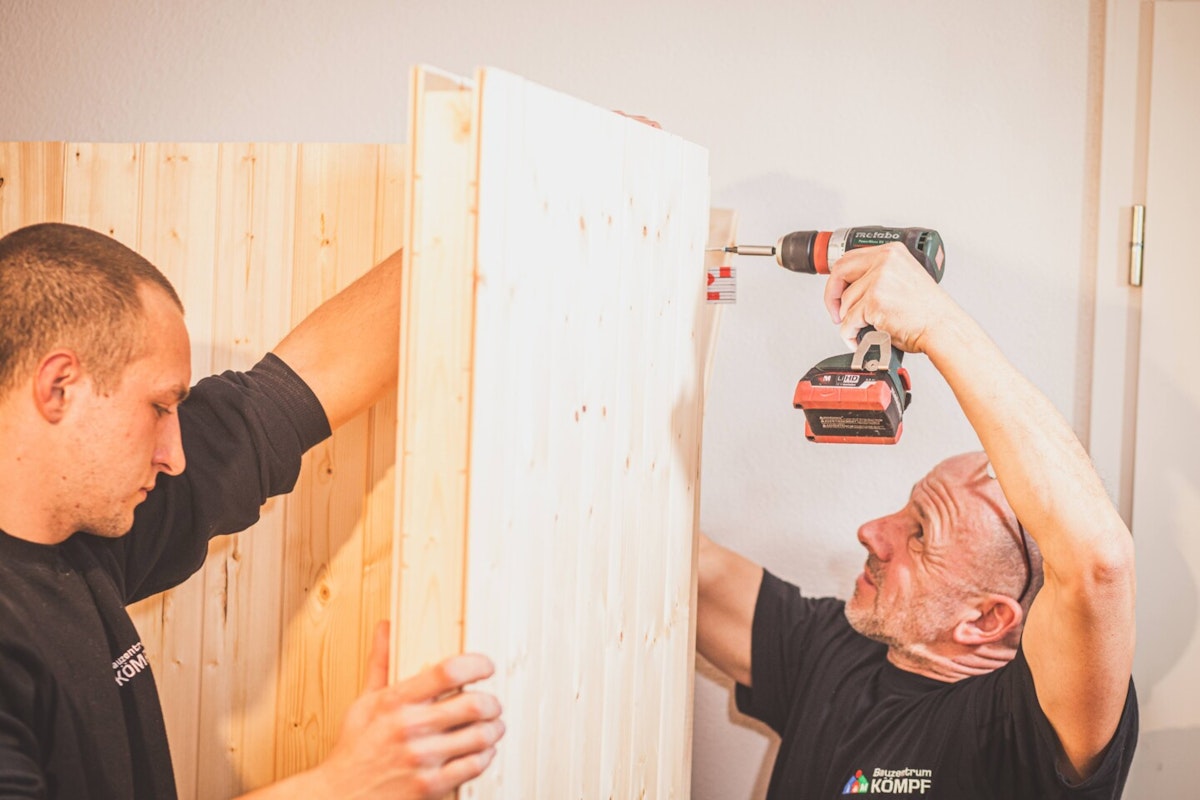 Saunamontage Kleine Elementsaunen können häufig schon mit einfachem Standartwerkzeug zusammengebaut werden. Bei größeren Modellen überlassen Sie doch einfach den Profis die Arbeit.