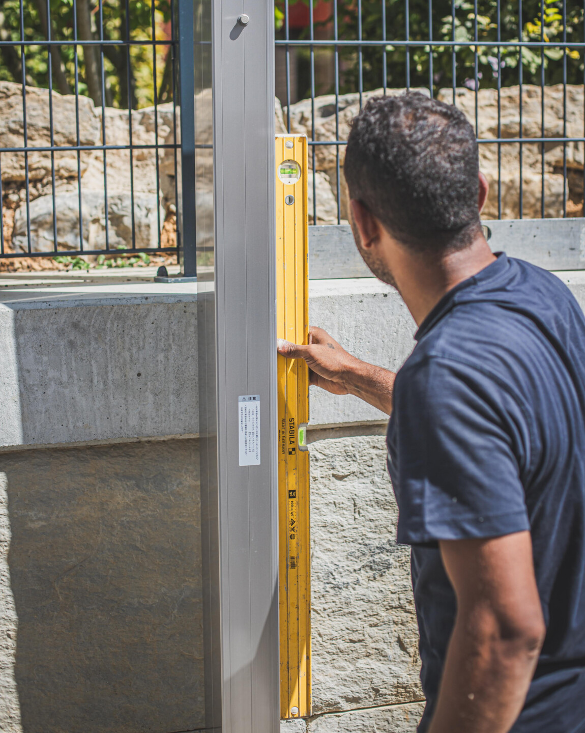 Die Ausrichtung des Stützpfosten wird noch einmal überprüft