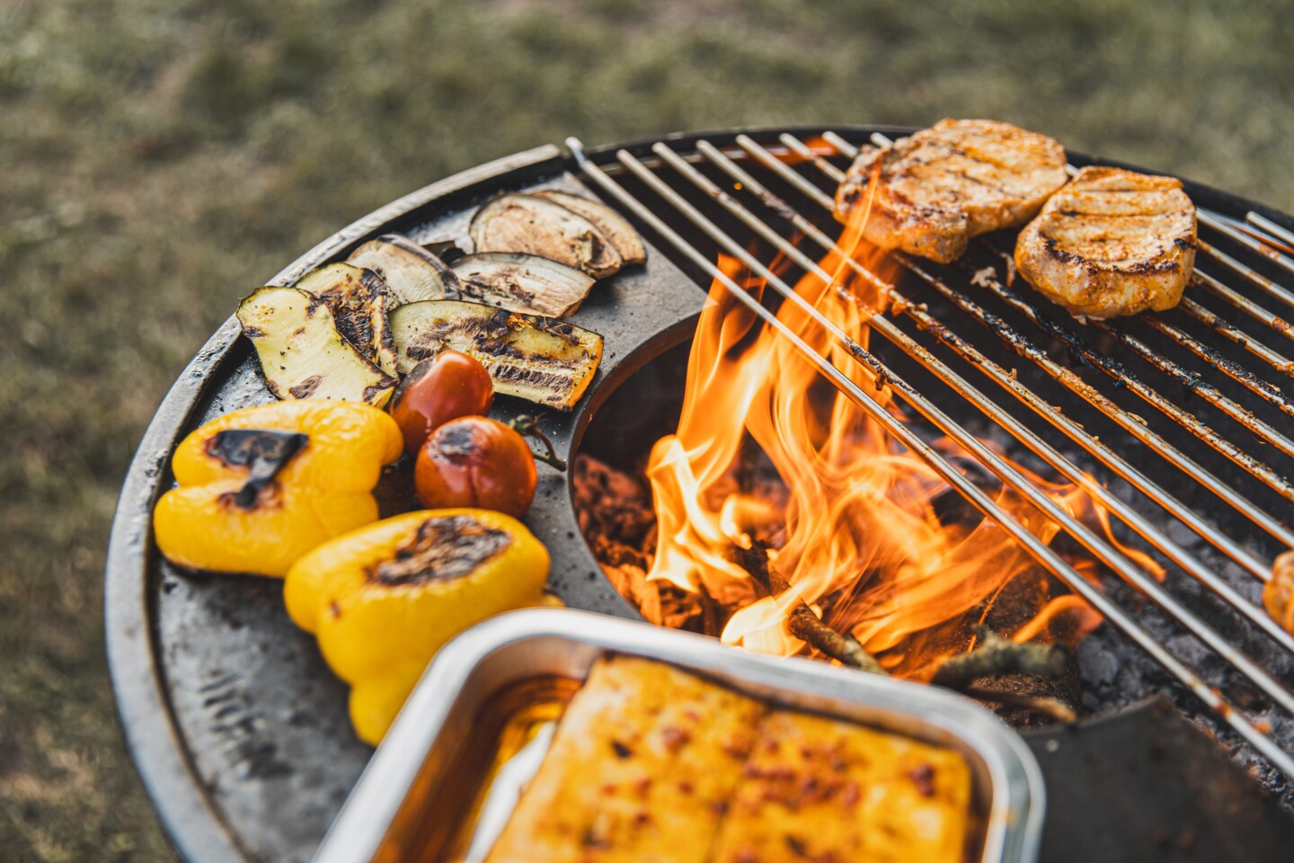 Im Sommer bleibt es länger hell und warm - wer würde da nicht gerne lange Abende am Lagerfeuer oder neben dem Grill verbringen?