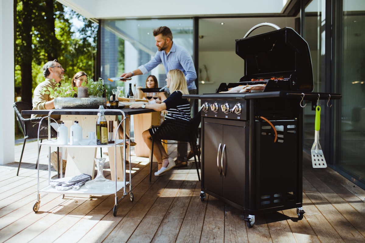 Grillparty Gemeinsam Grillen mit Freunden und der Broil King Grillstation