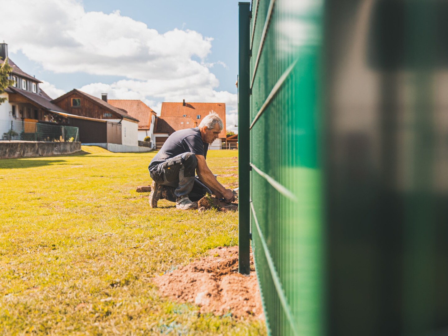 Verdichten und Glätten der einbetonierten Pfosten