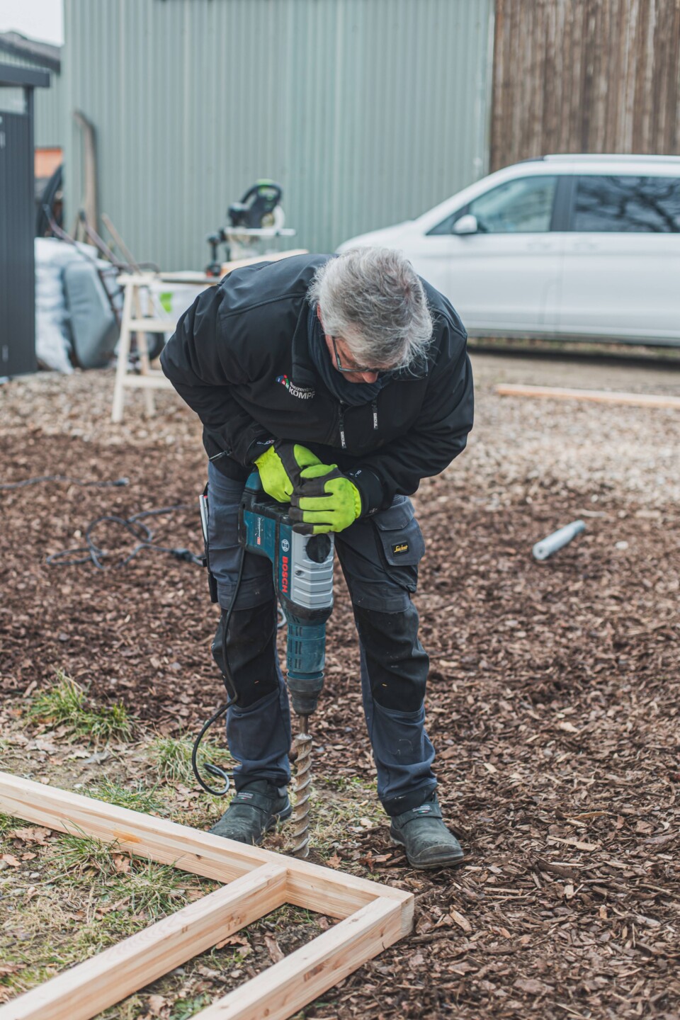 Dann werden die Löcher vorgebohrt, in die später die Erdschrauben kommen
