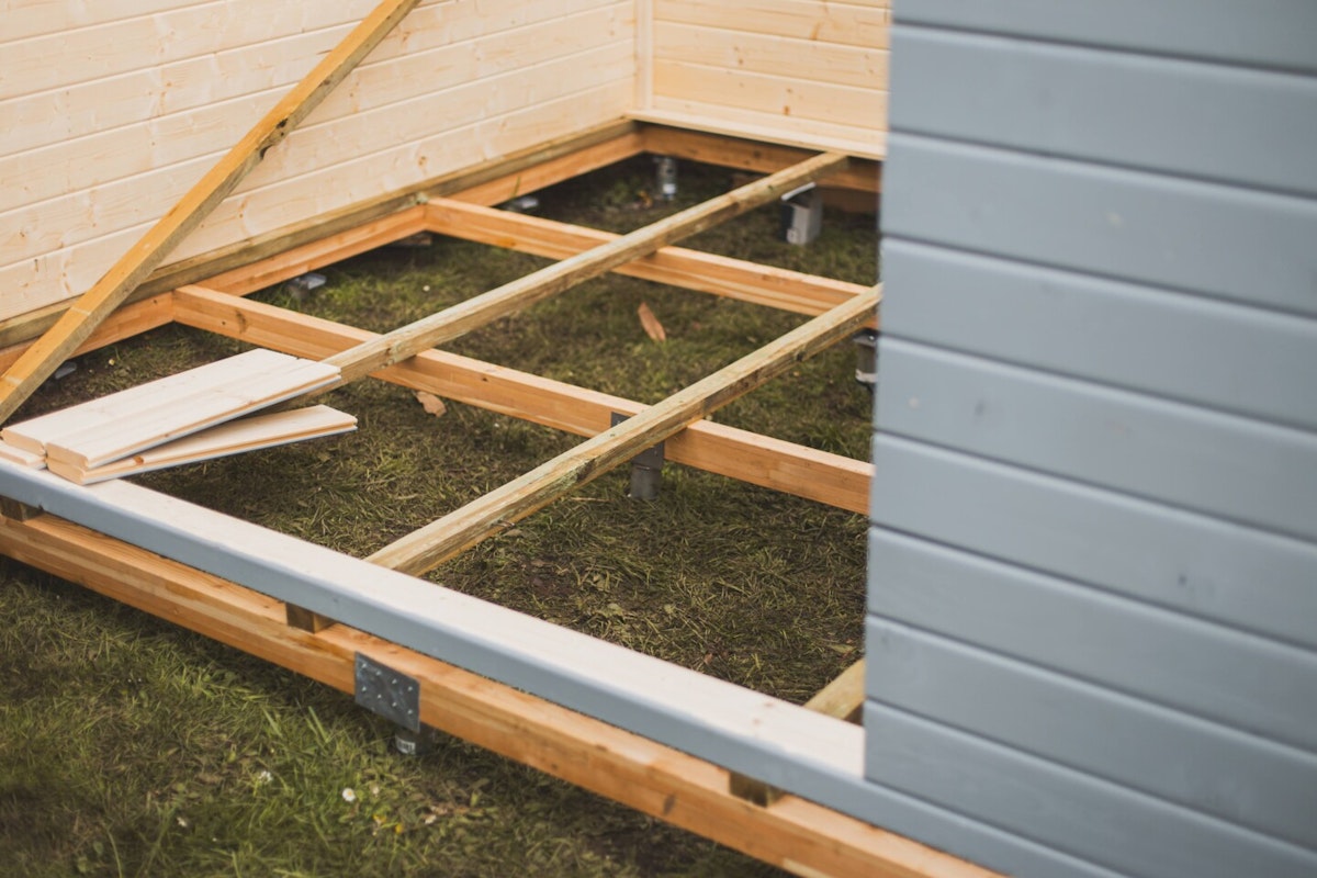 Gartenhaus Wandaufbau Die Wände des Gartenhauses werden hochgezogen
