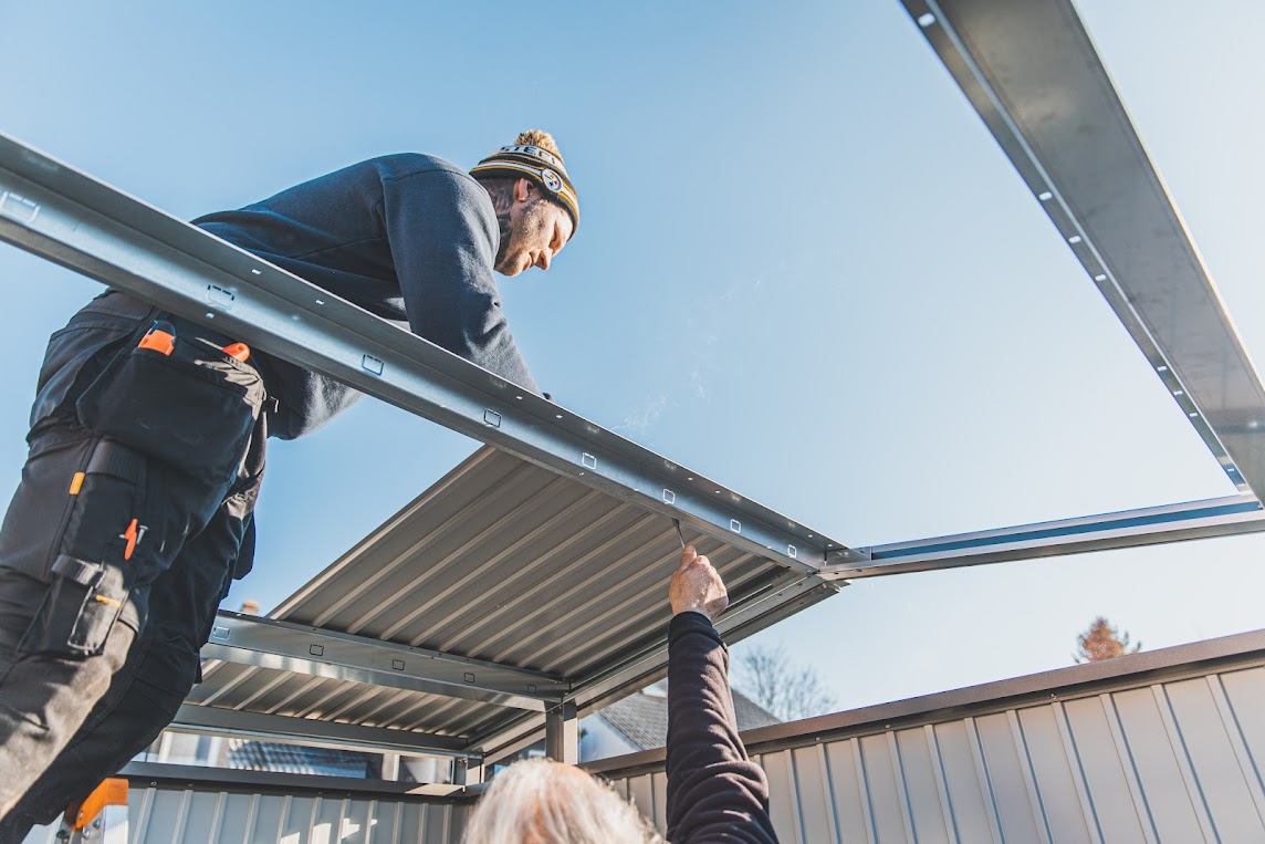 Biohort Panorama Dachbleche werden auf den Trägern montiert 