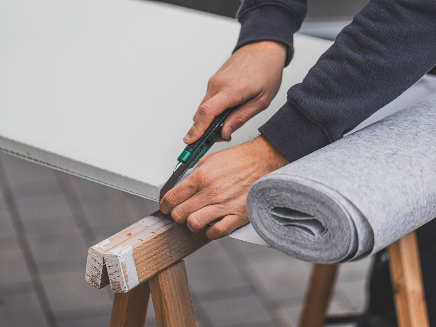 Vlies entlang der Platte bündig abschneiden