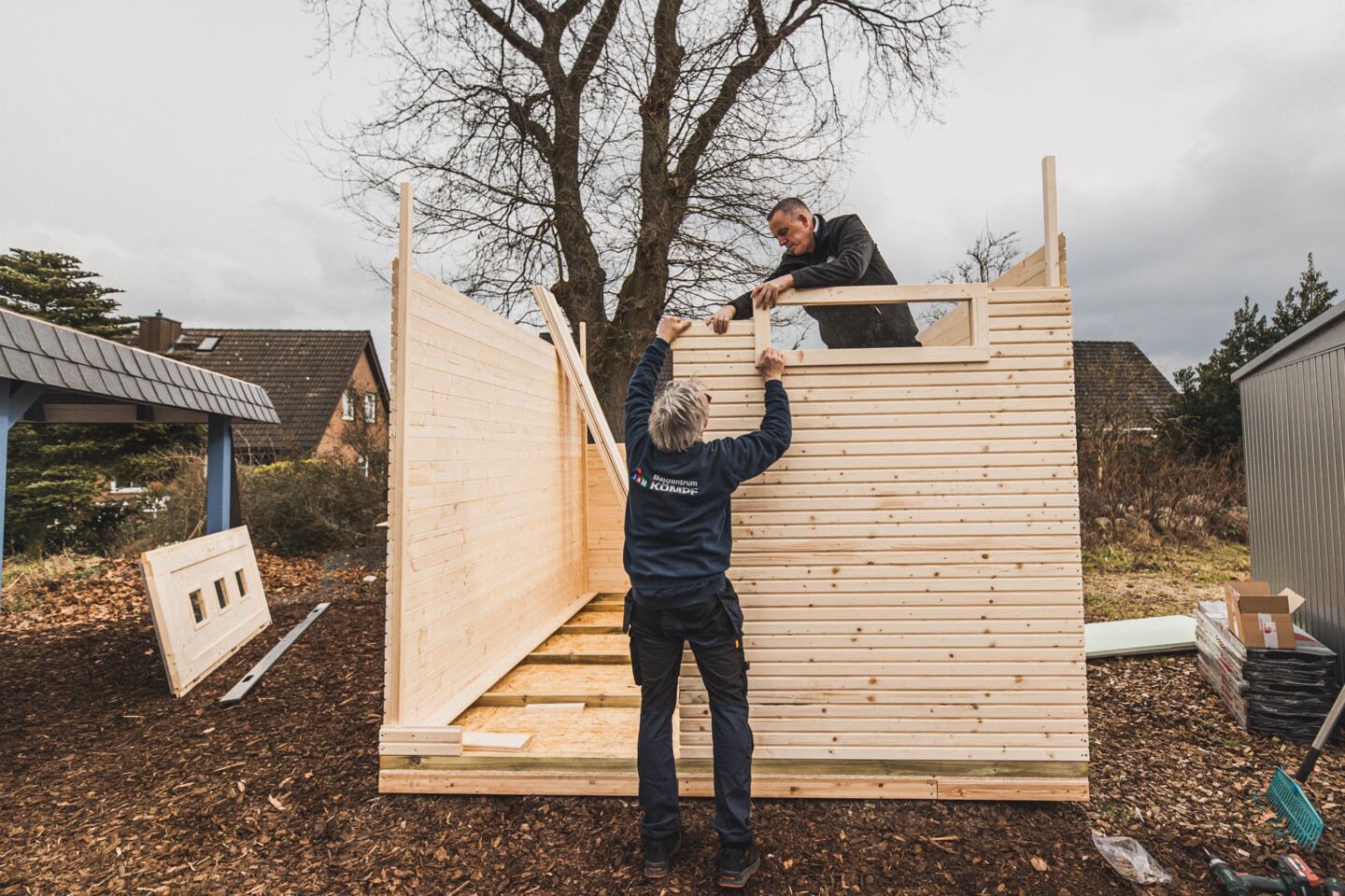 Der Fensterrahmen wird beim Hochziehen der Blockbohlenwand direkt in diese Integriert