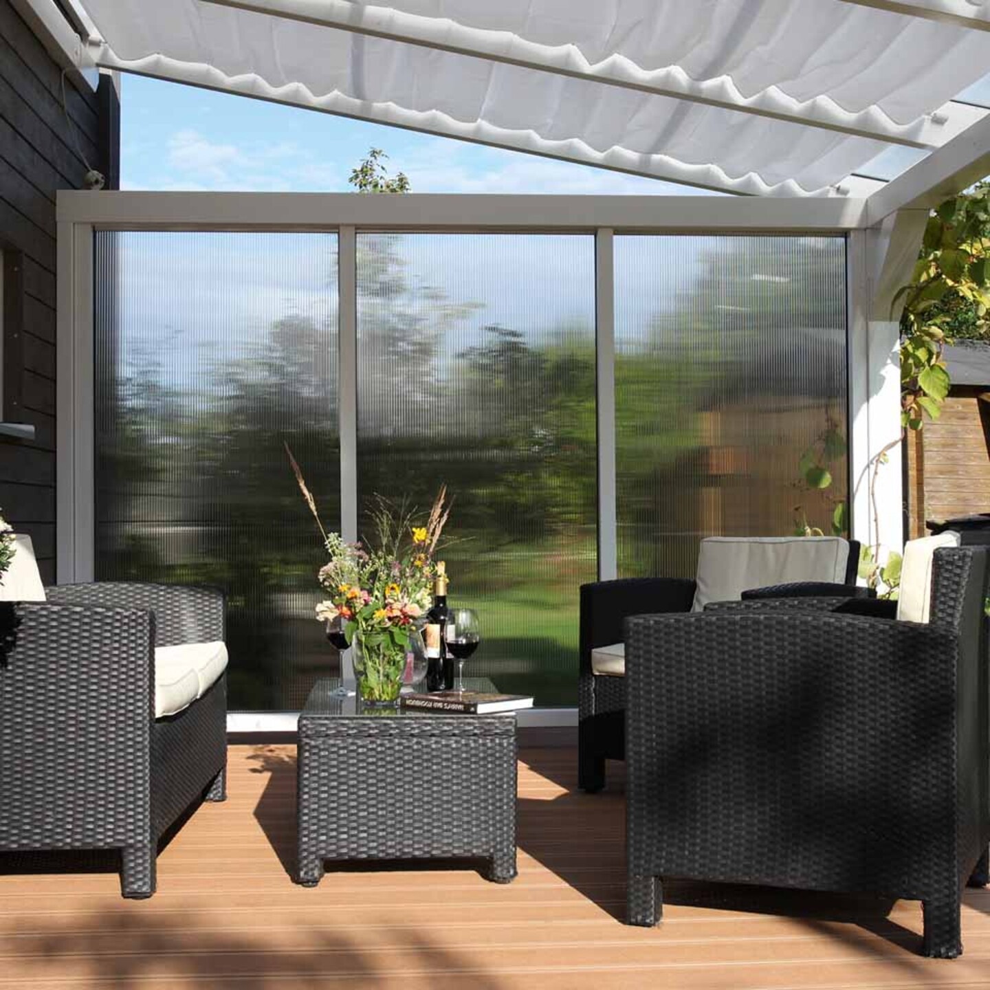 Skan Holz bietet unter anderem Zubehör wie Seitenwände oder Sonnensegel zu den Terrassendächern an