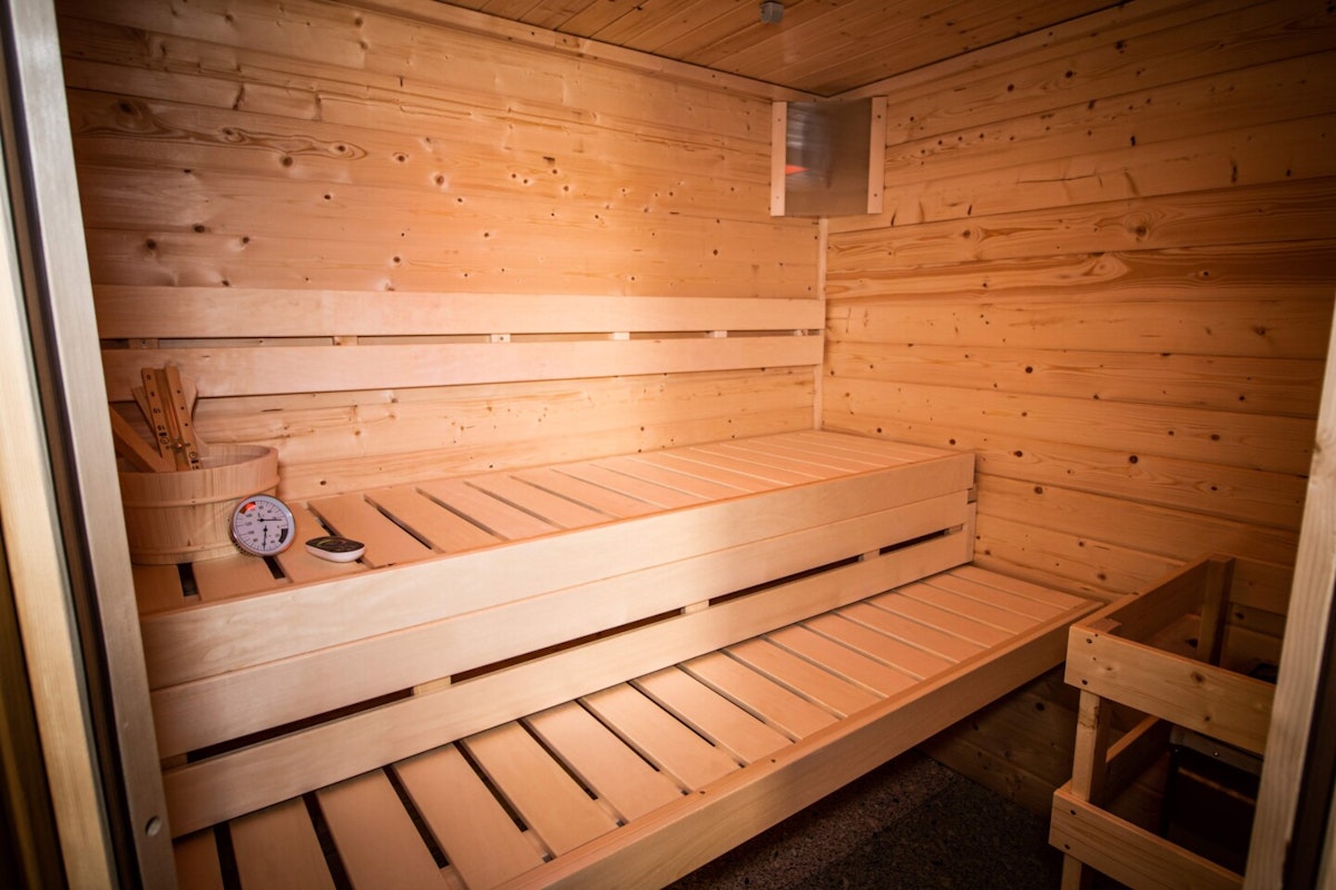 Massivholzsauna von Karibu Die Karibusauna Mia ist ein wunderschönes kleines Saunamodell aus Massivholzbohlen