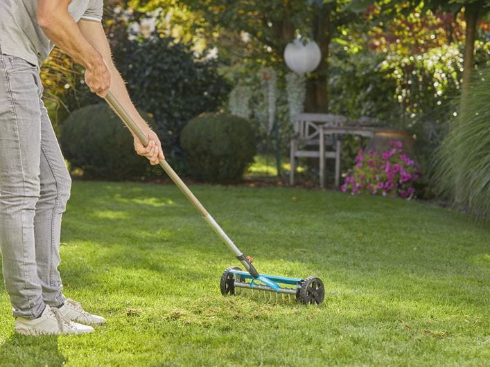 Mit dem Gardena Vertikutierer-Aufsatz können Sie den rasen einfach von Hand belüften