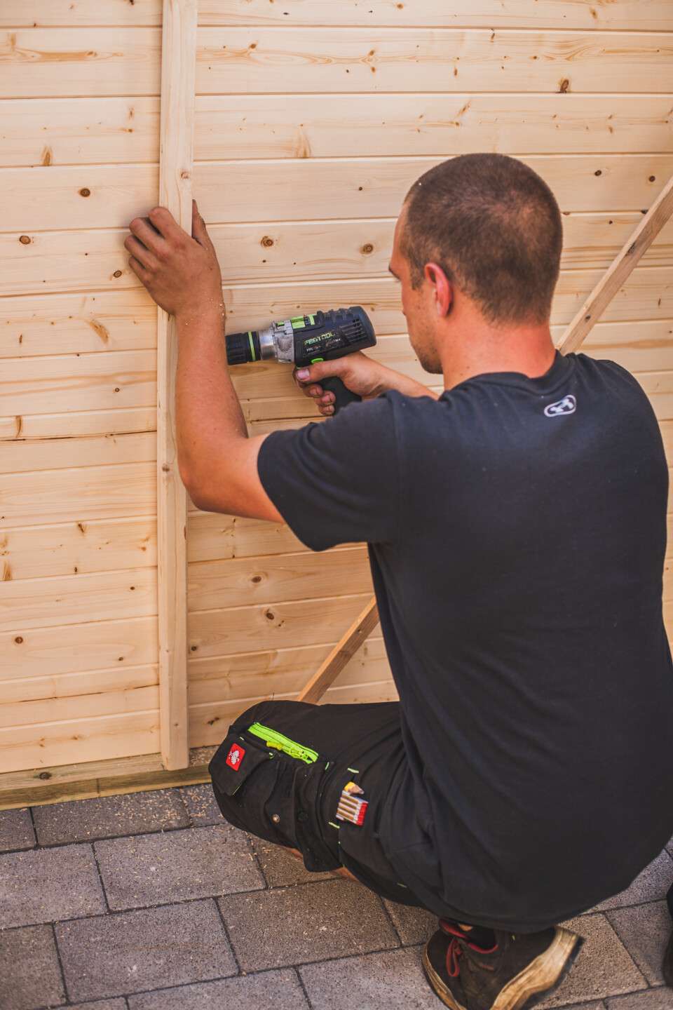 Die Wände werden für zusätzliche Stabilität auch von Innen verschraubt.