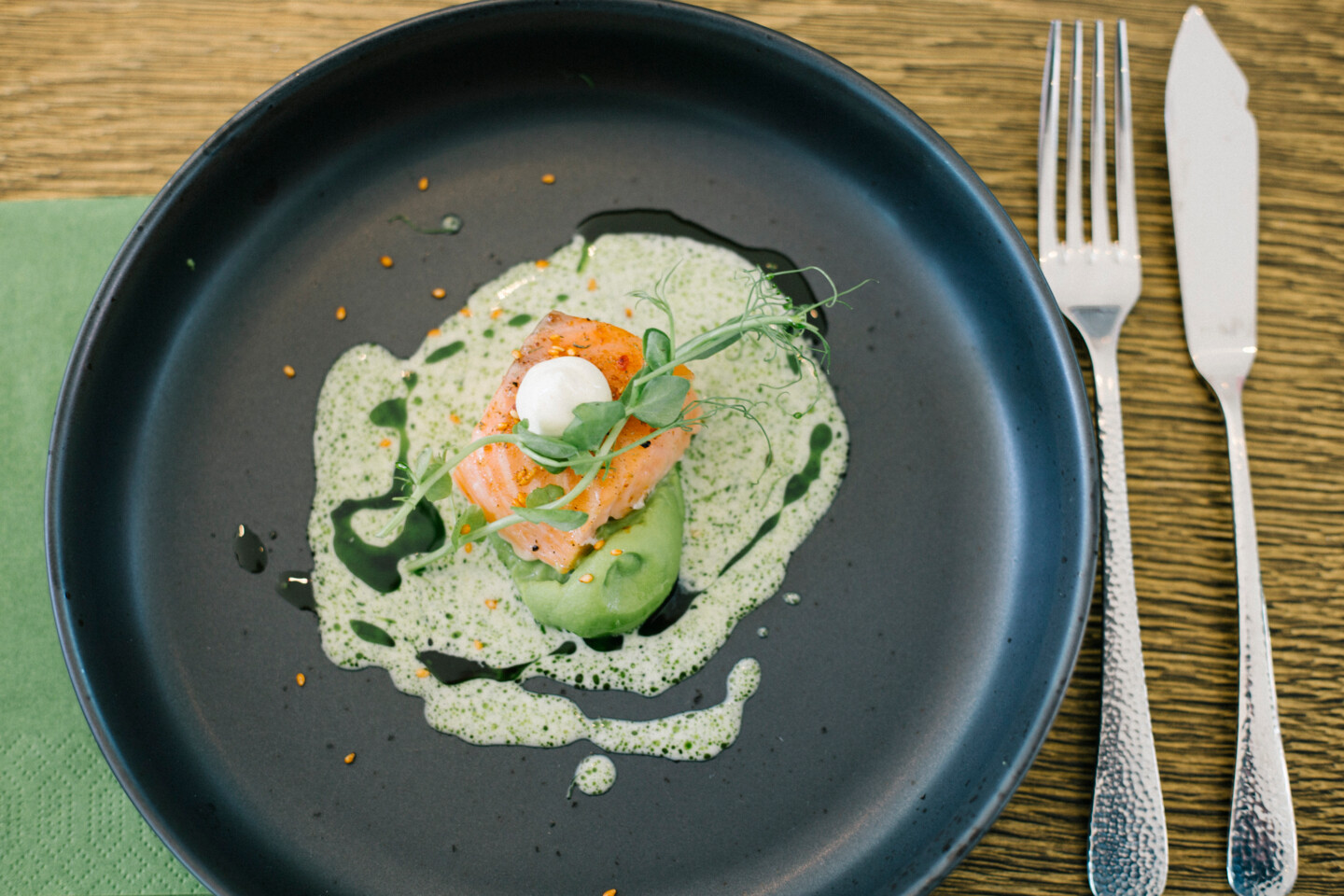 Der Räucherlachs wird mit selbstgemachtem Erbsenpüree serviert.
