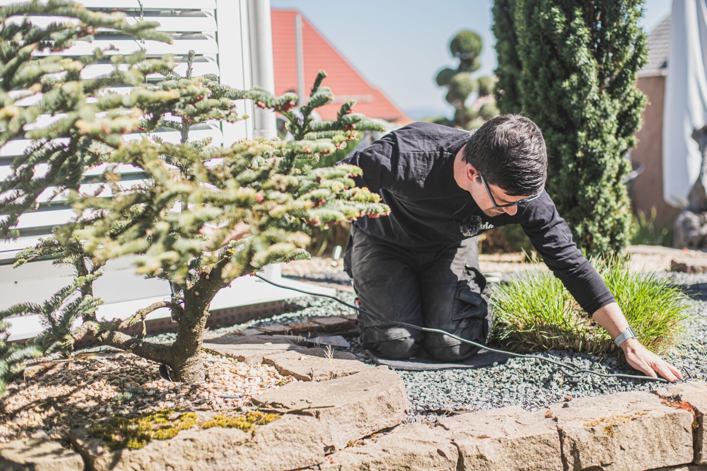 Die Kabel der Gartenbeleuchtung werden vergraben oder bedeckt