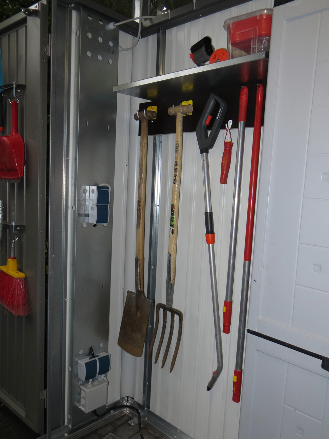 Aufhängung für Geräte und Steckdosenleiste