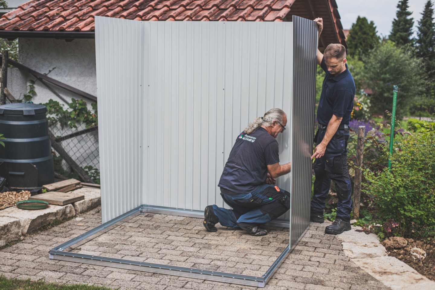 Die Wände des Gerätehauses werden über Eckprofile miteinander verbunden