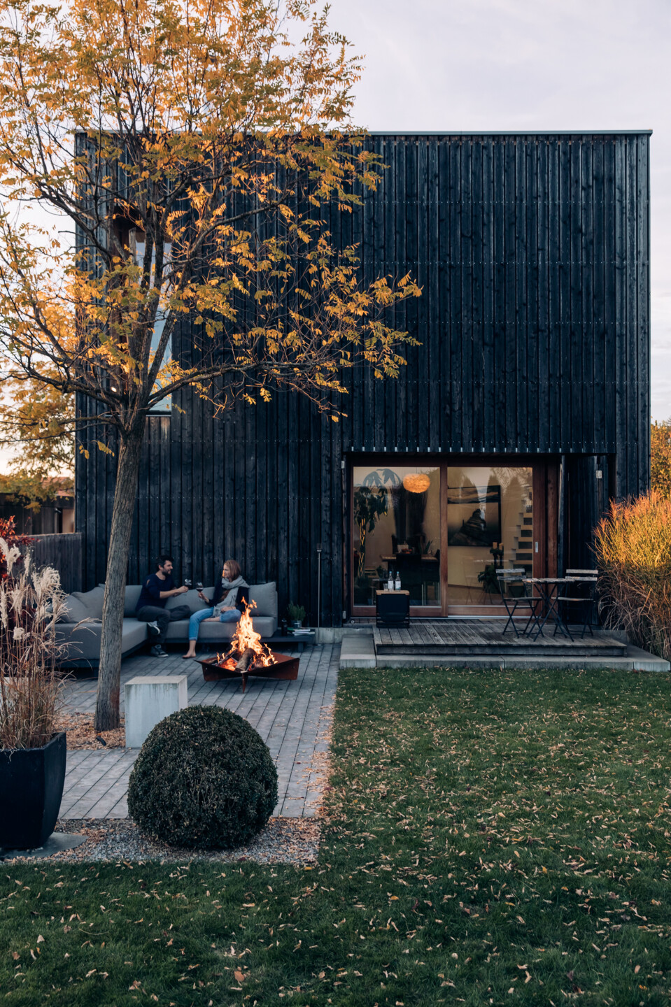 Auch im Herbst kann die Außenterrasse noch zum Mittelpunkt des Lebens werden