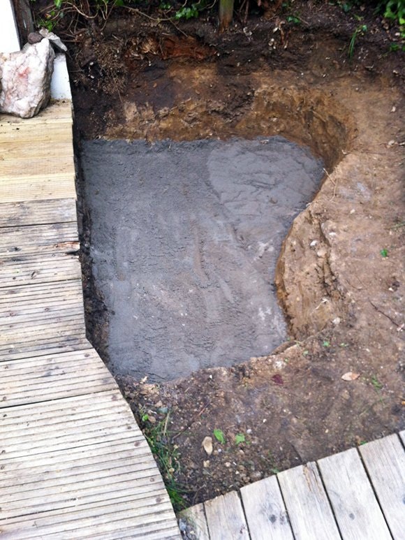 Mini-Fertigteich mit schöner Dekoration