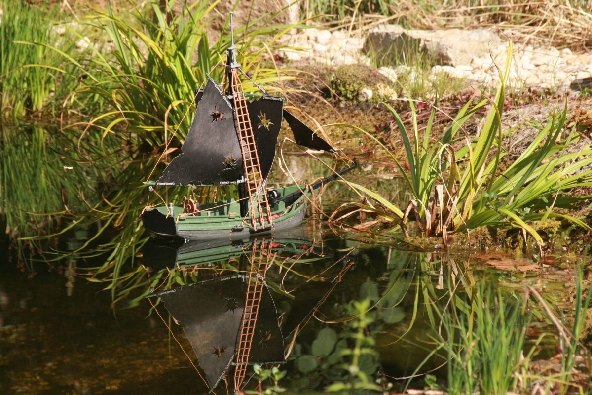 Piratenschiff auf dem Teich Spielzeugpiratenschiff auf dem Wasser