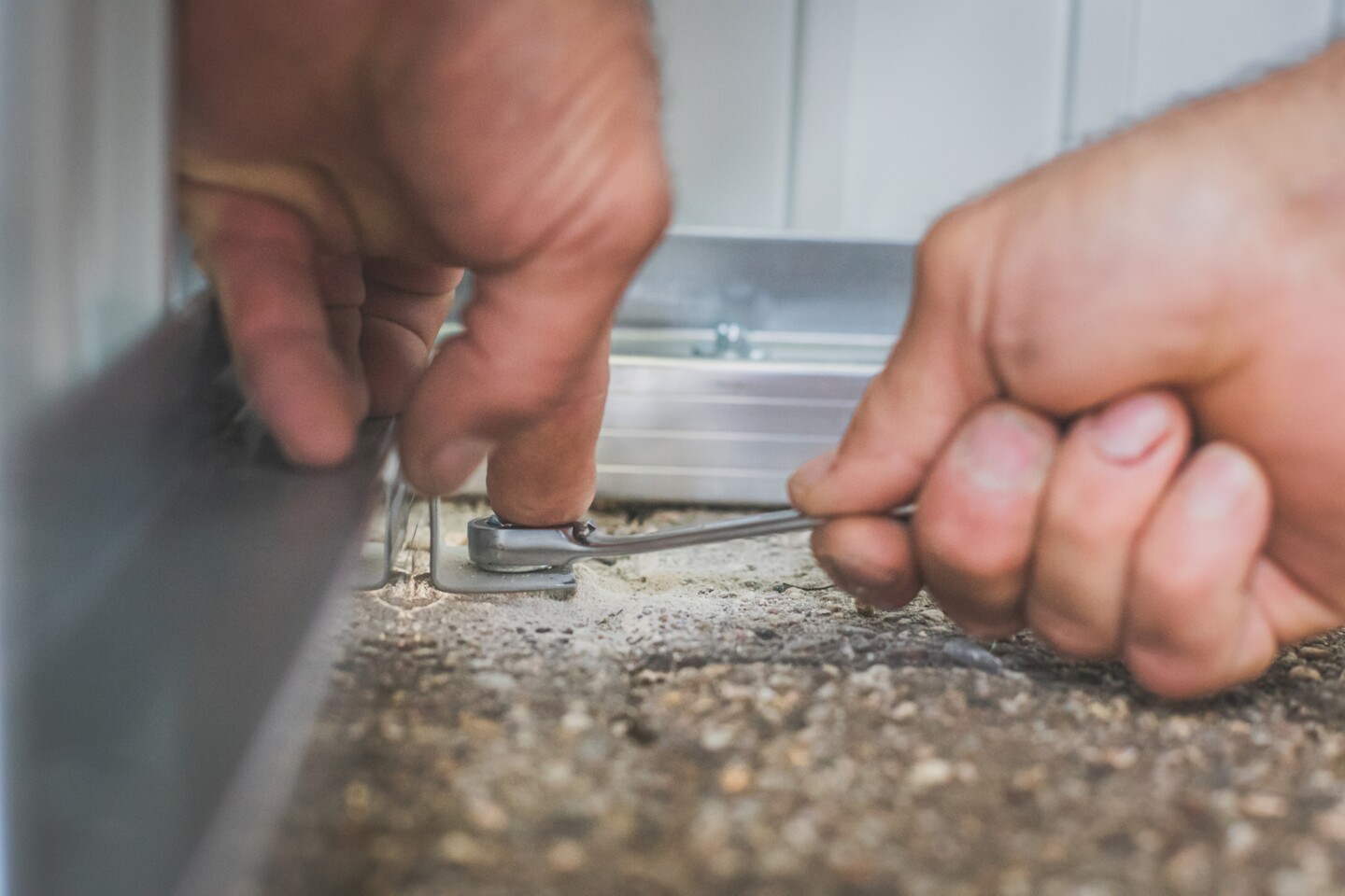 Der Bodenrahmen wird auf dem Untergrund festgeschraubt