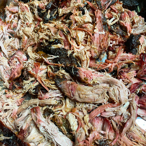 Fertiges Pulled Pork vom Pelletsmoker Das saftig zarte Schweinefleisch zerfällt nahezu von alleine