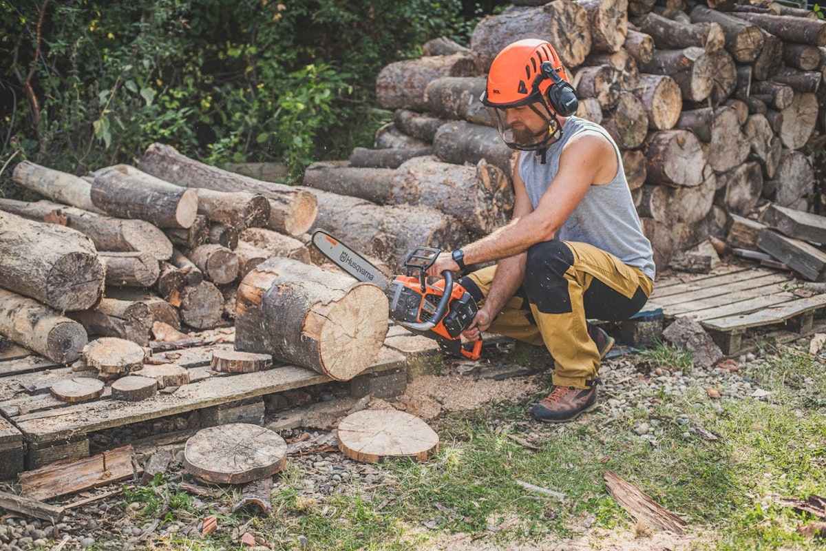 Husqvarna 540i XP: Test in getrocknetem Holz Husqvarna 540i XP beim Sägen