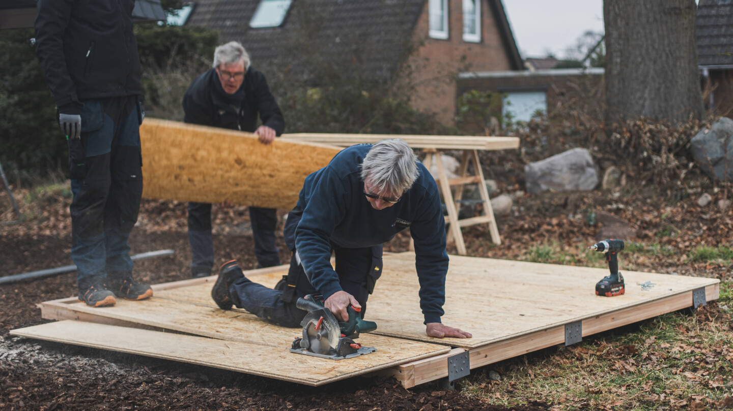 Der Bodenrahmen wird mit einer OSB-Platte eingedeckt.