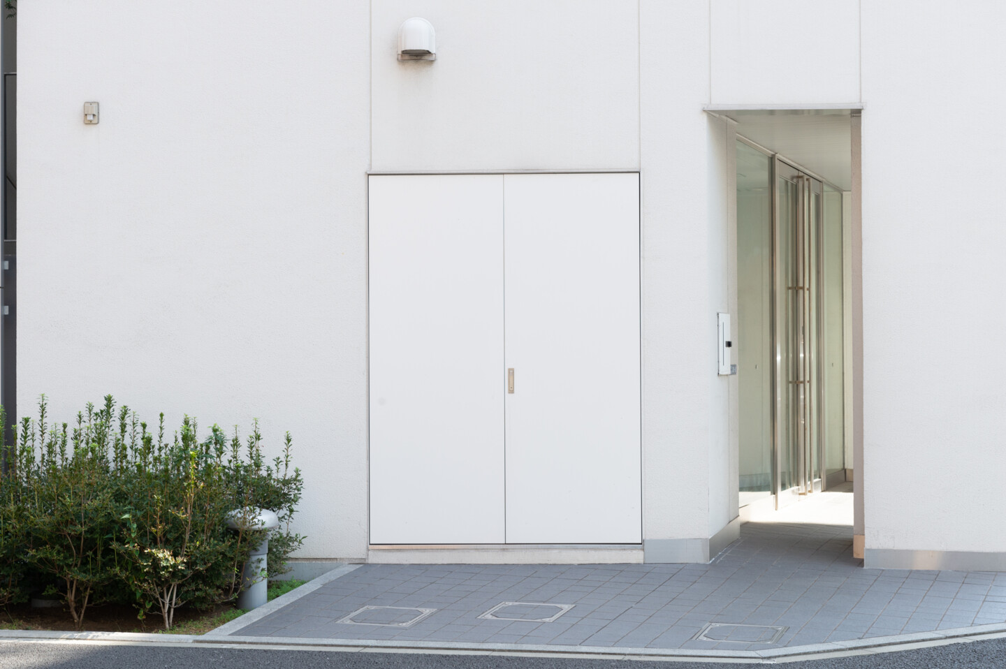 Doppelflügeltür als Nebeneingang eines Bürogebäudes