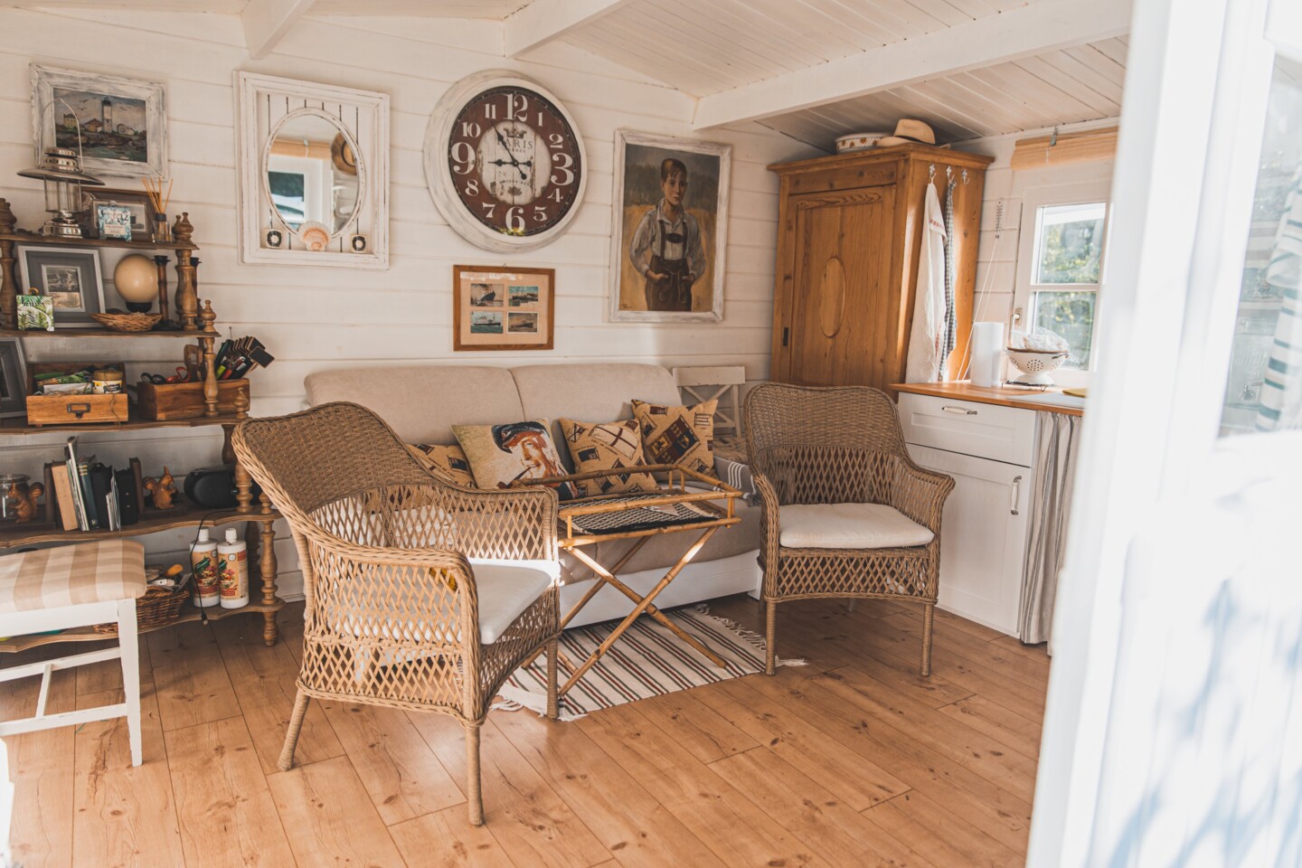  Ein wohnlich eingerichtetes Gartenhäuschen