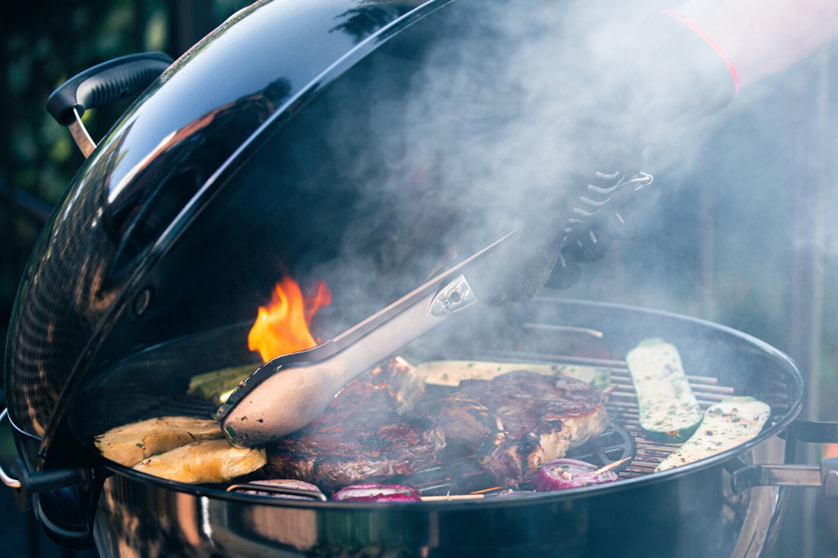 Grillen mit dem Kugelgrill Das Grillen mit Deckel war Revolutionär, dank des einzigartigen Backofeneffektes in dem geschlossenen System