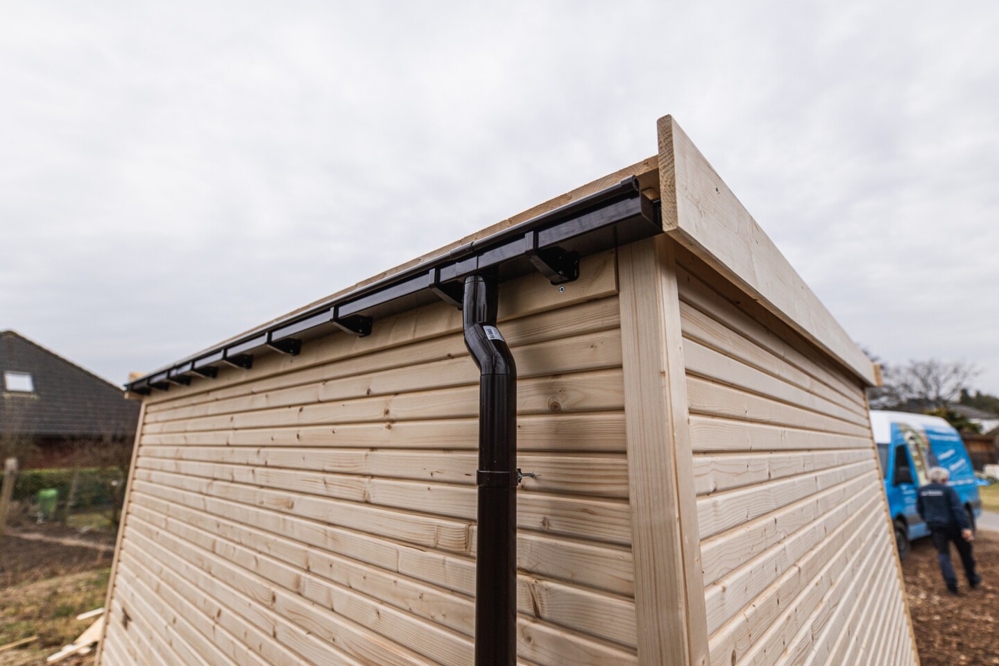 Anschließend müssen die Dachrinne und das Regenfallrohr nur noch eingesetzt werden