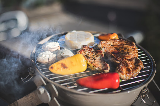 Grillen mit einem Kugelgrill